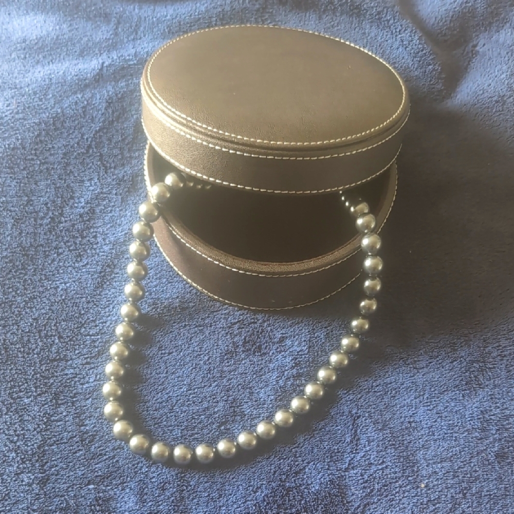 Elegant Metallic "Pearl" Necklace